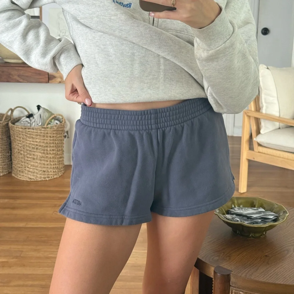 Aritzia Sweatfleece Perfect Fit Shorts - Picture 5 of 7